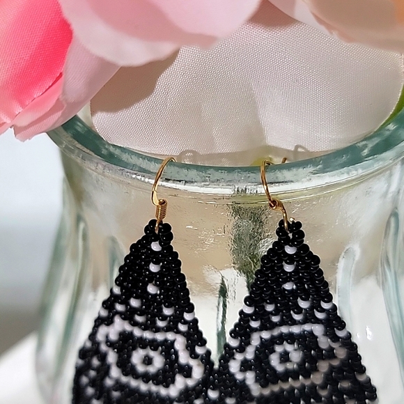 Native American Black White Seed Bead Drop Earrings New - Picture 3 of 5